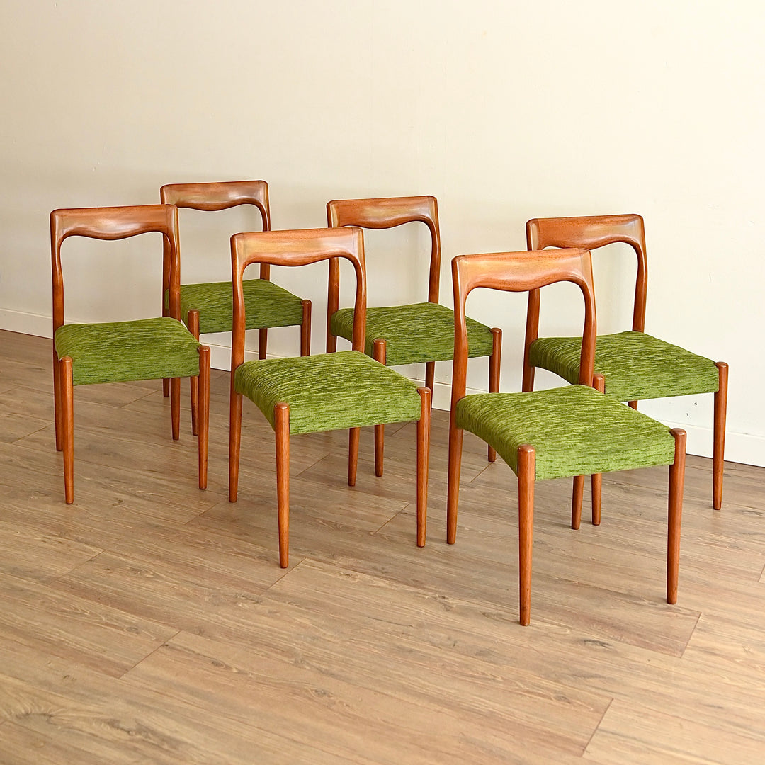 6x Mid Century Dining Chairs with Solid Timber Dining Table