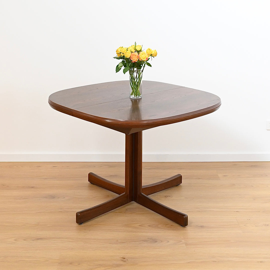 Mid Century Dining Setting Chairs and Extendable Dining Table by Chiswell