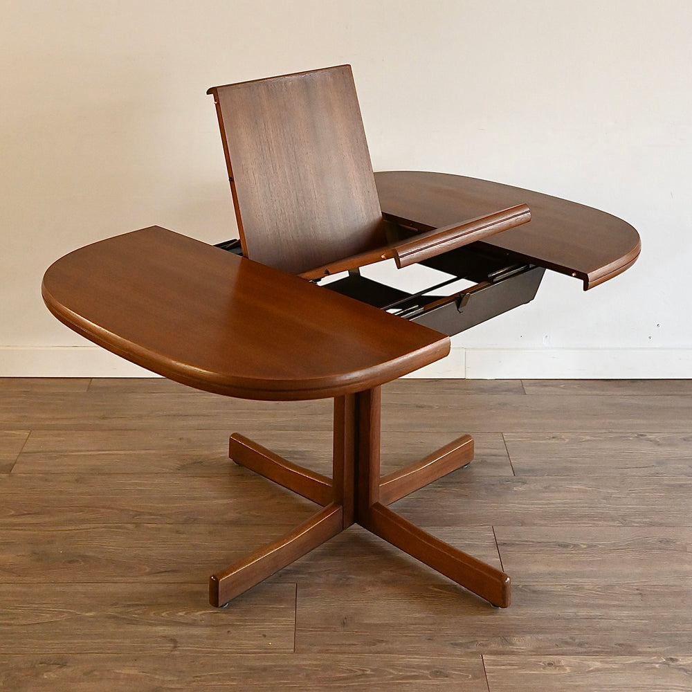 Mid Century Dining Setting Chairs and Extendable Dining Table by Chiswell